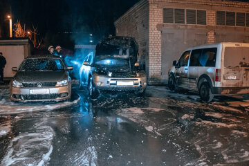 З'явилося відео пожежі, яка масово охопила машини в Дніпрі: підозрюють підпал