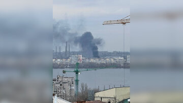 Масштабна пожежа розгорілася на лівому березі Дніпра, відео: боротьба з вогнем затягнулася на пів години