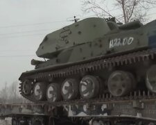 Вантажать на ешелони: у Білорусі знову помітили колони військової техніки