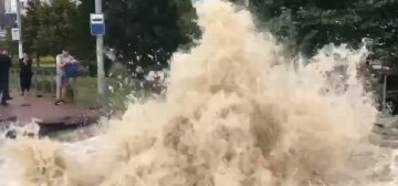 Масштабное ЧП в Киеве, из-под земли забил гейзер воды с грязью: появились кадры с места