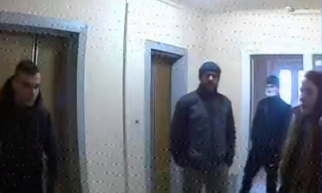 Шайка молодчиков обивают пороги днепрян, горожане в панике: "Просят открыть двери и..."