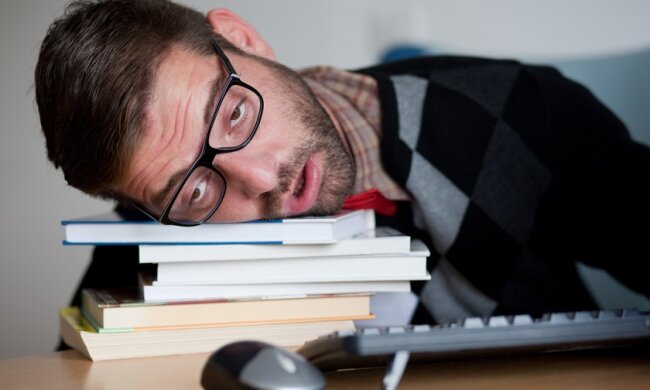 Що робити, щоб не заснути на роботі: ці поради врятують вас у самий незручний момент