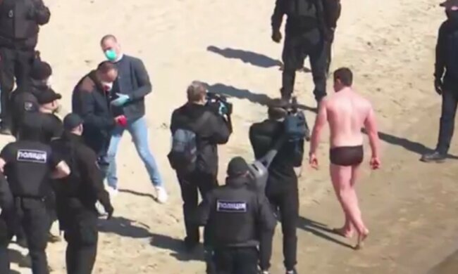 Киевлянин решил обплыть блокпост полиции в Гидропарке и поплатился: видео приключений