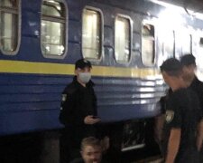 Девушки устроили адский дебош в поезде по дороге в Киев, видео: "бегали голыми и кричали"