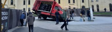 Вантажівка пішла під землю в центрі Києва, кадри: "тільки вчора відкрили після реставрації"