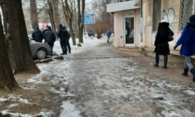 Увидела, как ее парень целуется с другой: 17-летняя харьковчанка вышла в окно, детали трагедии