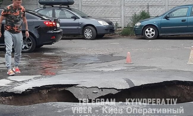 Як курорт: у Києві елітний ЖК перетворився на "Венецію", кадри руйнувань