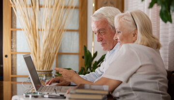 пенсионері, пенсионер за компьютером