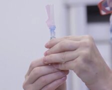 У Маріуполі з лікарні викрали вакцини для літніх людей: "прикинувся, що погано і..."