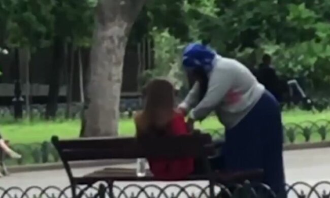 Роми влаштували облаву на людей в центрі Одеси: момент потрапив на відео