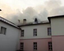 Біда в лікарні на Прикарпатті: будівлю охопило вогнем, відео з місця НП