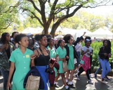 Школярки протестують проти заборони на африканські зачіски у ПАР (фото)
