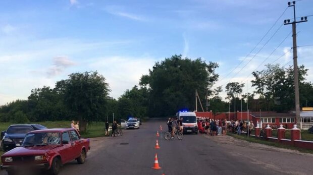 П'яний водій наробив лиха, збивши дітей: кадри з місця ДТП під Києвом
