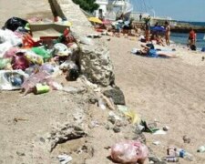 В Одессе отдыхающие забросали пляж мусором: "никаких мер к нарушителям  не применяют"