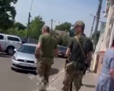 На Одесчине военком устроил стрельбу на рынке, пытаясь вручить повестку: что угрожает сотруднику ТЦК