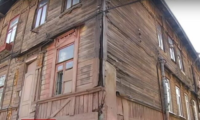 Унікальний будинок став загрозою для дітей і стареньких в Дніпрі: все валиться на очах
