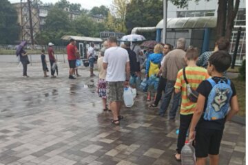 В Днепре люди выстраиваются в огромную очередь, чтобы набрать воду: в водоканале делают все возможное
