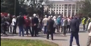 В Одесі розлючений натовп накинувся на чоловіка через українську мову: відео божевілля на 2 травня