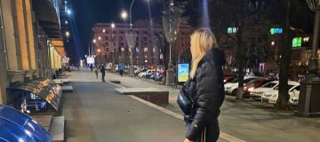 В центре Харькова девушка гуляла со львом, фото: "Обычное дело на площади Свободы"