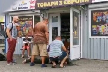 Кидалася камінням і видавала тваринні звуки, кадри: у Дніпрі неадекватна атакувала магазин, є постраждалий