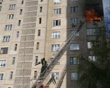 З палаючої багатоповерхівки в Харкові евакуювали десятки жителів: перші кадри з місця НП