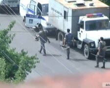В Армении вооруженные боевики захватили здание полиции (фото)