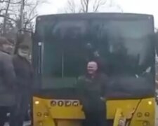 Автобус розвалився навпіл біля станції метро "Харківська": кадри з місця