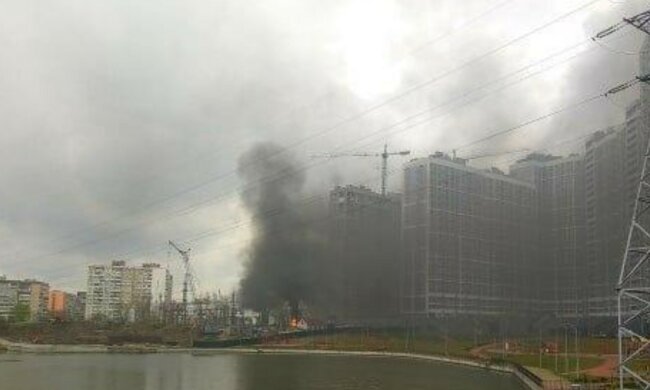 Потужний вибух прогримів біля метро в Києві, небо затягнуло димом: перші кадри