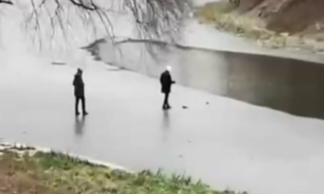"Слідкуйте за своїми дітьми!": у центрі Харкова помітили підлітків, які гуляють по тонкому льоду річки