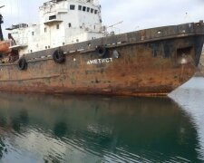 Держекоінспекція зобов'язала власника судна "Аметист" і АМПУ ліквідувати витік: вміст нафти в морі перевищено в 3,4 рази