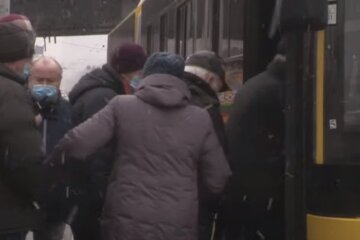 В Киеве маршрутчики устроили бунт из-за "карантинных" штрафов: "Если мы работаем, убытки еще больше..."