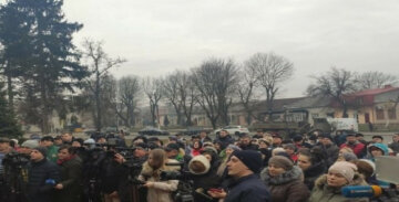 Масштабный бунт вспыхнул против украинцев, эвакуированных из Китая, устанавливают блокпосты: фото