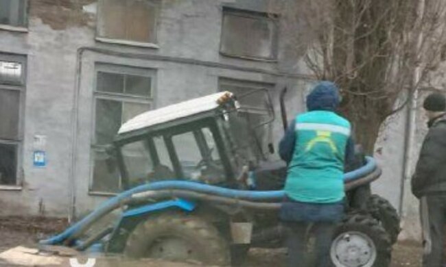 В Харькове трактор провалился под землю, фото с места ЧП: "во время выполнения работ..."