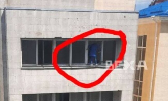 Харьковчанка ради чистоты едва не выпала из окна: жуткие кадры