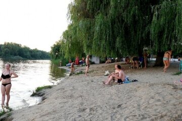 Харків'янам розповіли, де не можна купатися, карта: "Не відповідає нормам"