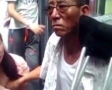 Китаец предсказывает женщинам будущее, трогая их грудь: изобретательный пророк (видео)