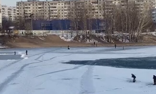 Киевляне устроили опасные "развлечения" на озере, видео потрясло сеть: "Какой ум надо иметь, чтобы в +4..."