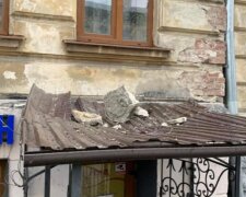 Частина фасаду будинку впала на дах магазину: покупець дивом уцілів