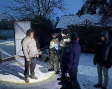 Переодяглися у військову форму і з погрозами пограбували будинок: поліція повідомила про зухвалий злочин, тривають пошуки