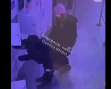 Из камер хранения в супермаркетах Одессы похищают вещи, видео: открывают любым ключом