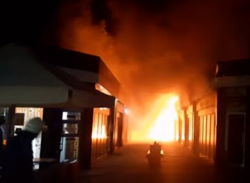 Пламя охватило магазин, уничтожено помещение: кадры с места ЧП