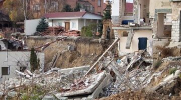 НП під Одесою: будинки один за одним йдуть під землю, кадри руйнувань