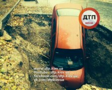 Машина провалилася у величезну яму на київській дорозі (фото, відео)