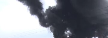 Піднімається чорний стовп диму: нова сильна пожежа палає в рф, пригнали пожежний потяг
