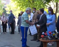 Постраждалих від вибуху на Позняках не пускають в нові квартири від Зеленського: "не дають навіть подивитися"