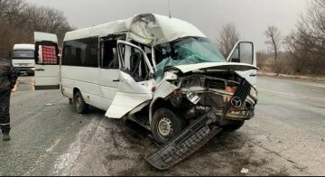 Автобус с пассажирами столкнулся с грузовиком под Днепром: кадры масштабного ДТП