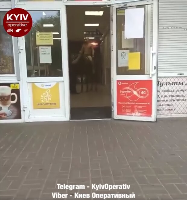 Полуголый мужчина ворвался на коне в магазин Киева, видео: "Истинный козак"