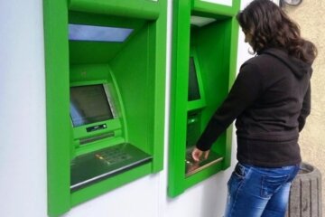 ПриватБанк блокує карти й викачує з українців останні гроші: "Вже 8 разів за рік..."