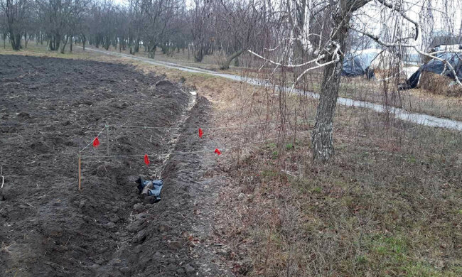 Жінка натрапила на артилерійський снаряд, фото: "працювала в городі"