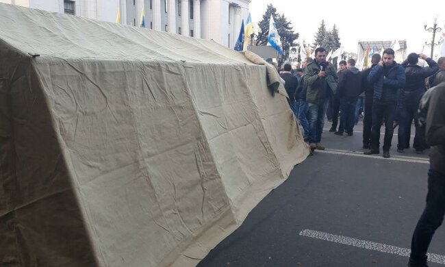 Мітингувальники під Радою почали масштабні обшуки: що відбувається